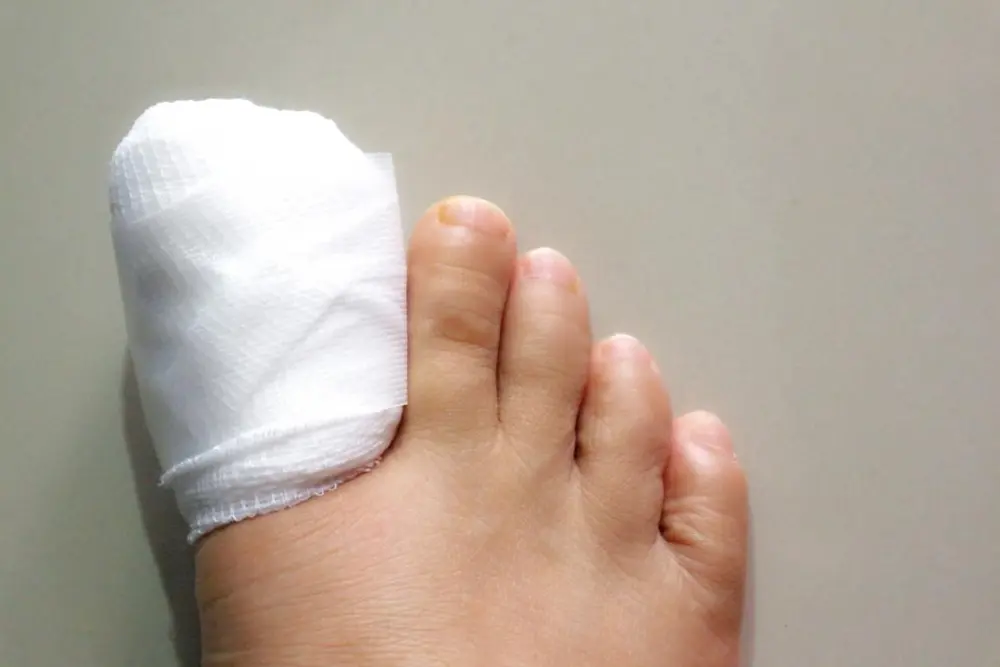 Toe protected with a dressing